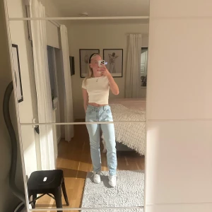 Levis jeans  - Säljer dessa 501 jeans från Levi’s! Så snygga på men tyvärr för stora för mig. Mid wast, raka i benen och stl.S/M