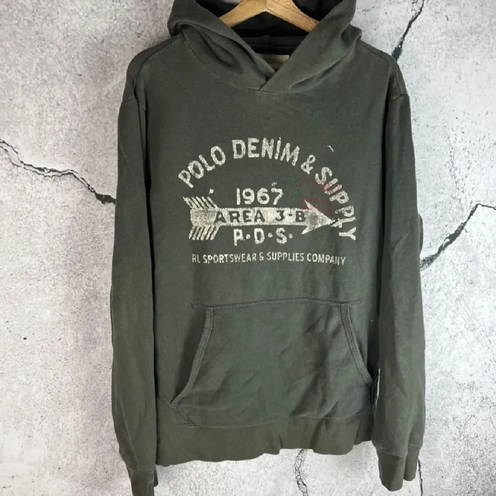 Schysst polo tröja i bra skick. Hör av dig vid min fundering!. Hoodies.