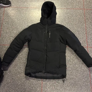 Sailracing vinter jacka - Skön o varm Sail Racing jacka, knappt använd. Perfekt nu till hösten/vintern