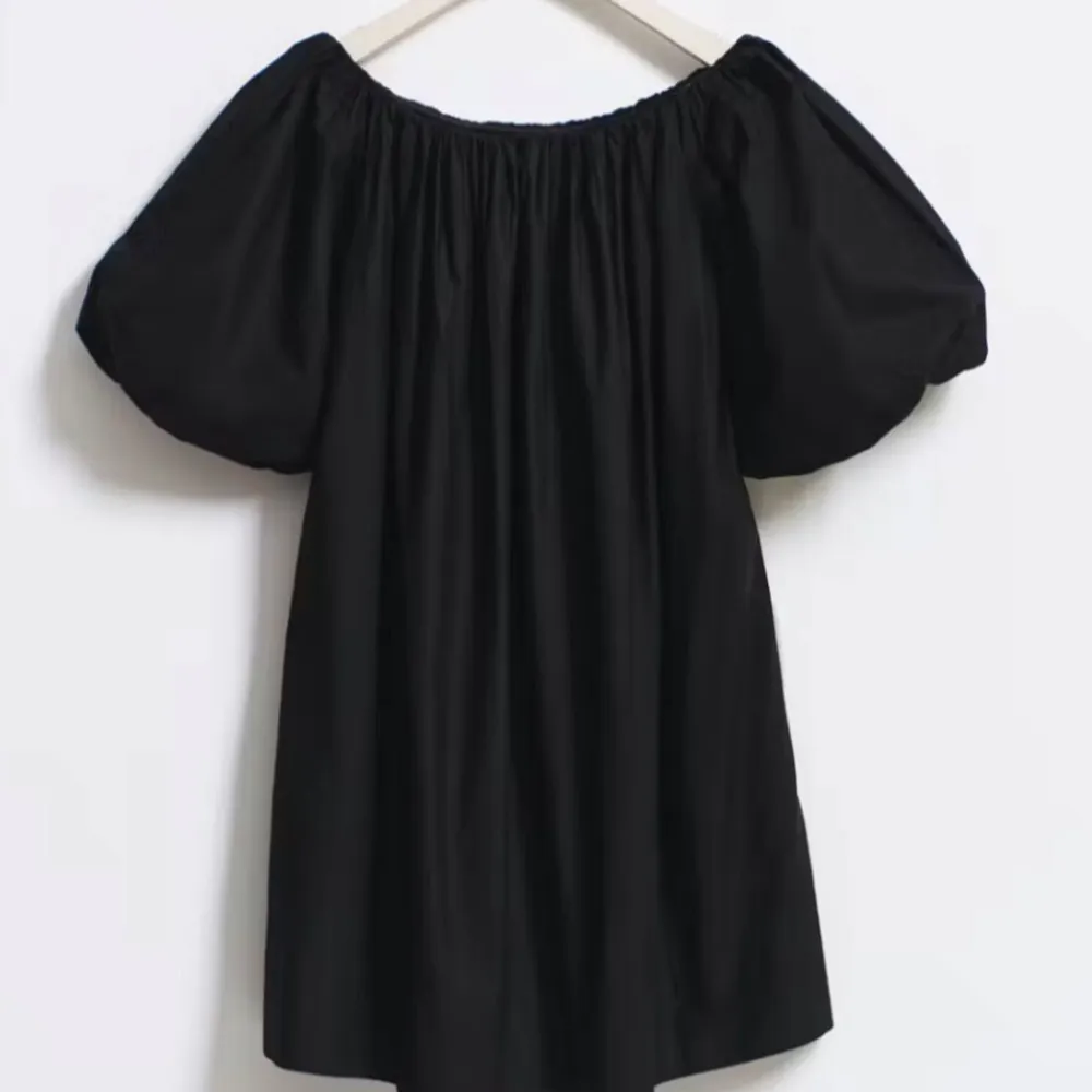 Puffig offshoulder klänning från Gina tricot som inte längre säljs. Prislapp finns kvar. Nypris 499kr. Klänningar.