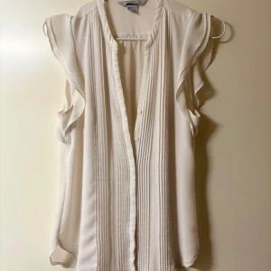 Topp blus hm - Super fin, topp/blus från hm med lite mer genomskinligt material. Storlek 34 men passar mig som brukar ha 36/38 så skulle säga att den är lite större i storleken! 💕