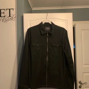 Overshirt - Tjena säljer den än snygga overshirt från Dressmann . Den är i storlek M och är knappt använd . Ny kostar ca 800 Kan tänka mig att gå ner i pris vid snabb affär 