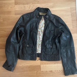 Vintage jacka  - Jätte fin vintage jacka i bra skick, den är köpt på Vinted men den var tyvärr för stor på mig som är 155, det står ingen storlek men skulle säga XS-S. Svart men har en ton av brun, skriv för fler bilder eller info!!