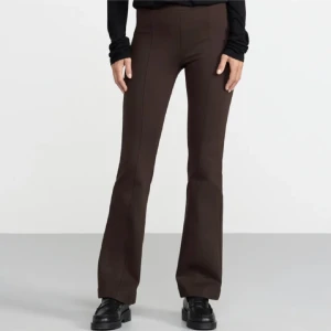 Puntobyxor Lindex  - Mörkbruna byxor (Punto) från Lindex. Nypris 599:-. Säljes pga för små, endast använda 3-4 ggr. Kan skicka fler bilder om så önskas.