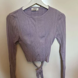 Lilla topp/tröja  - Köpte tröjan för 399 kr och använt den Max 3 gånger. Är i gott skick. 