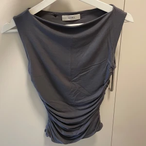 Avora Carrie Topp Steel Blue - Avora Topp Carrie i färgen Steel Blue. Storlek S. Jätteskönt och mjukt material Modal. Endast använd ett fåtal gånger, fint skick! 💓