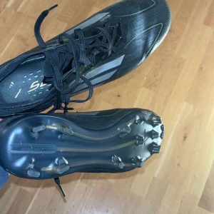 Säljer ett par sköna f50s - Storlek 43 helt ny orgnial pris kostar 3000 men du kan få dem för 2000 eller mindre 😁