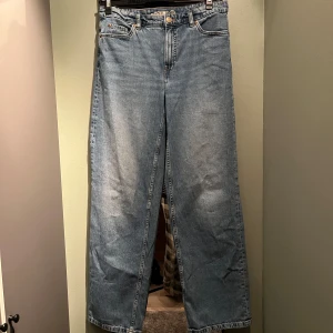 Lösa jeans  - Blåa jeans som sitter löst på bärande. Använda en del men god kvalitet och inga synliga defekter. Aningens stor i storleken och långa ben! 