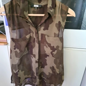 Blus - Använd 1 gång, så den är som ny.