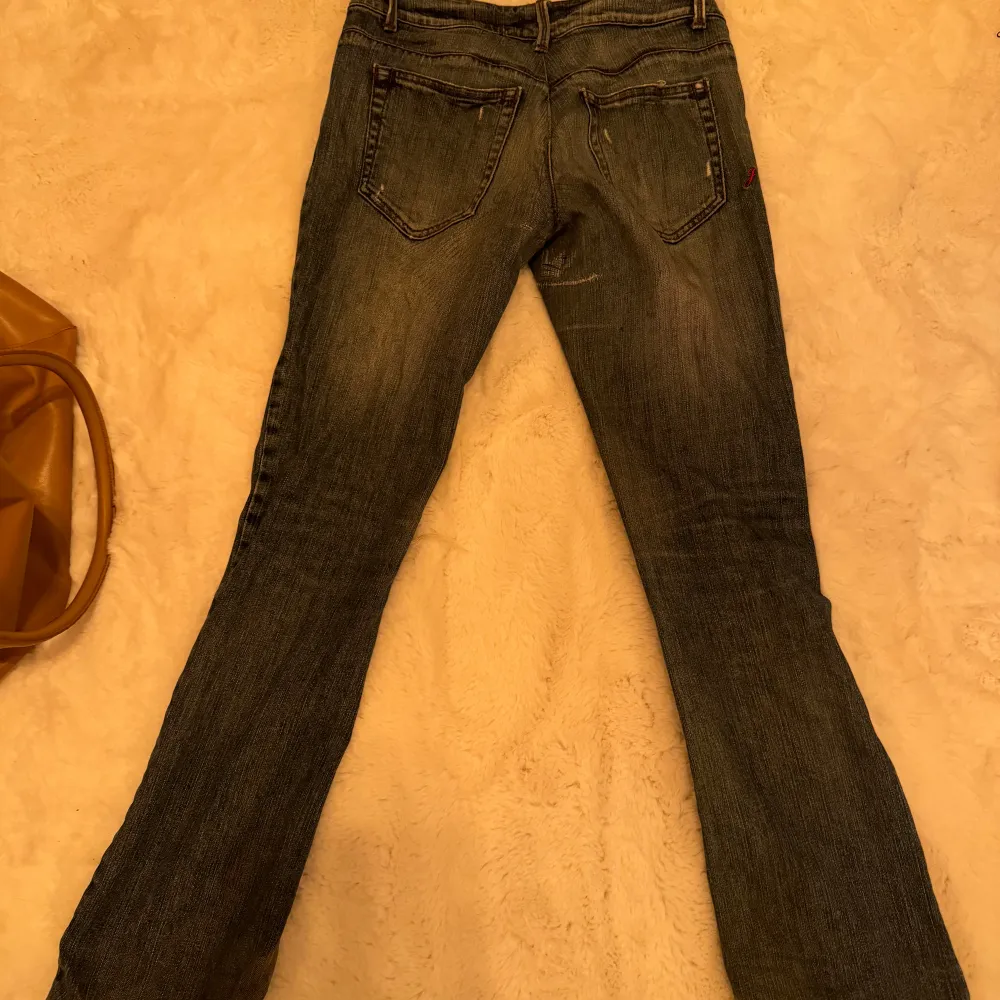 Bootcut jeans från Jaggy. Hade förut hål i skrevet men är ihopsydda.  Storlek: 42 (känns som 36/S) Innerbenslängd: 78 cm. Jeans & Byxor.