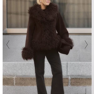 Moa Mattson x NA-KD - Säljer denna supersnygga helt slutsålda jacka från från NA-KD i storlek 32, då jag råkade beställa två stycken💕💕helt oanvänd och med alla lappar kvar!