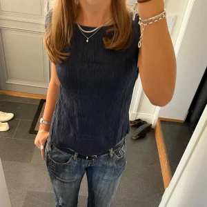 Blå spetstopp - Blå spetstopp från Carin Wester i storlek 38, passar S och M. Fint skick. Använd gärna köp nu!