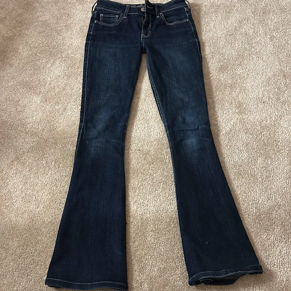 Säljer dessa as snygga mörkblå jeans från Hollister i modellen 'Low-Rise Vintage” efter som att de var för korta för mig (170cm). De är väldigt låga i midjan 💞Jeansen är i mjukt stretchmaterial vilket gör dem superbekväma att ha på sig till vardags . Jeans & Byxor.