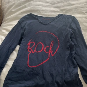 Snygg långärmad zadig tröja - Snygg,trendig har ett litet hål på ena ärmen