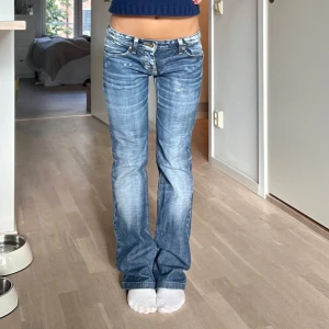Lågmidjade bootcut jeans  - Lågmidjade bootcut jeans. Midjemått 38cm innerbenslängd 78 cm. Har lite slitningar men inget som syns när man har på sig. Köp via köp nu❤️