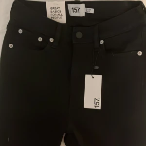 Jeans  - Högmidjade jeans svarta. Helt nya och oanvända. Säljer då jag fick i present och ej gillar högmidjade byxor❤️.Möts upp i Stockholm och fraktar ❤️