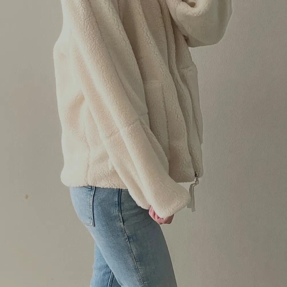 En fin krÀmvit Teddy jacka som Àr helt ny fast var tyvÀrr för liten för mig och mÄste sÀlja. NYPRIS : 799kr. Storlek S men passar XS och XXS ocksÄ. Skriv om du vill ha fler bilder och om du Àr intresserad att köpa den! Pris kan diskuteras.. Takit.