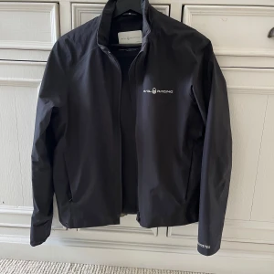 Sail racing goretex jacka - Säljer min svarta sail racing regn/vindjacka som är i mycket bra skick, använd i ca 7 månader och inget slitage👌🏻 storleken är barn medium men den sitter som en XS. Ny pris ca 1500, priset är inte hugget i sten😃