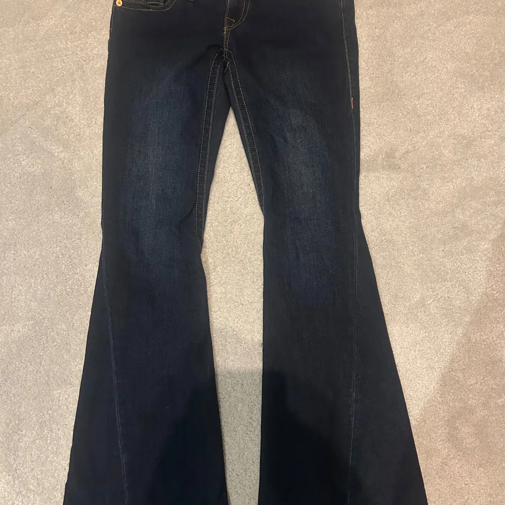 Säljer mina helt oanvända jeans från True Religion. Säljer då jag inte använder dem. De är köpta på Nelly för 1299kr. Skriv om ni har några fler frågor😊. Jeans & Byxor.