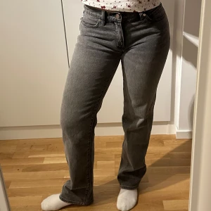 Gråa jeans Abrand  - äljer mina älskade mörkgråa jeans från abrand då jag inte använder dom något längre! Dom är väldigt bekväma och sitter sjukt bra på! De är lågmidjade! De är i storlek 26/AU 8. Köpta för 999kr🩷