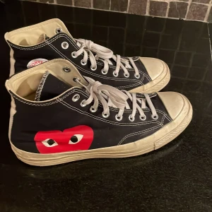 comme des garcons chuck taylor converse - Säljer ett par feta CDG Converse sneakers med det ikoniska röda hjärtat på sidan. Perfekta för en avslappnad stil och passar till nästan allt. 