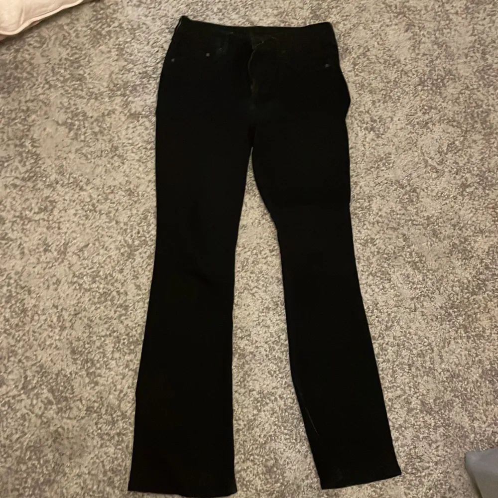 Jätte fina svarta jeans från lindex. Är 166cm för referens . Jeans & Byxor.