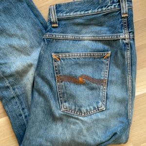 Sköna nudie Jeans - Soft nudie jeans i bra skick  Har några snygga slitningar   Size W28 L32