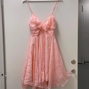 Barbie rosa klänning - För den som vill vara Barbie på halloween? Suuupersöt klänning, går att spänna åt/reglera i banden. Dragkedja baktill, väldigt fin ”snurr klänning” för kjolen är så volangig