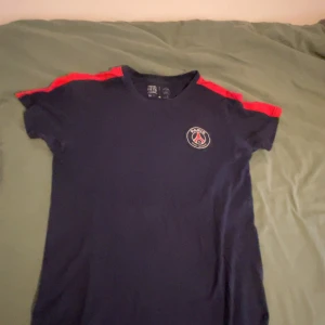 Psg t shirt - En t shirt som ja säljer eftersom den inte passar längre, har ett skönt material och är även ej sliten och inga fläckar. Köpt från jd