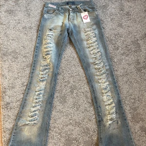 Lågmidjade Bootcut jeans - Lågmindjade Bootcut jeans som glittrar!!  Skriv om du har några frågor💕💕obs gylfen är trasig