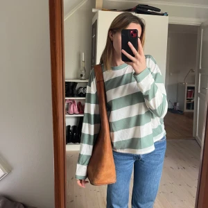 Skön randig tröja - Grön vit randig tröja i lent tunt material. Super fint till ett par jeans