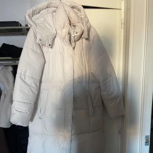 Jacka  - Säljer min långa jacka då den bara hänger i onödan. Har bara använt den 2 gånger. 