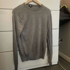 Merino ull sweatshirt - Jag säljer nu min uniqlo merino ull sweatshirt. Jag säljer den eftersom att den inte kommer till användning. Skick 8/10. Skitsnygg till alla årstider.