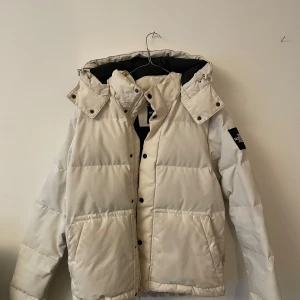 North Face Dunjacka - Vit North Face dunjacka - Använd med få små fläckar, men annars i bra skick! - avtagbar luva  - storlek M  DM för frågor, kan mötas i stockholm annars frakta till resten av landet! 