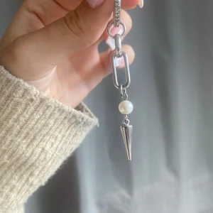 Silver örhängen - Säljer dessa två örhängena från Alvaz essentialls i bra skick❤️båda två för 200kr eller ett av dom för 110kr