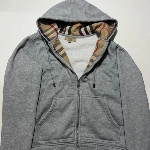 BURBERRY ZIPUP - Säljer denna snygga burberry zipup då den inte används så mycket. Skick: lika gott som nytt. Det är bara till att skriva vid intresse! OBS: storlek M men sitter som S