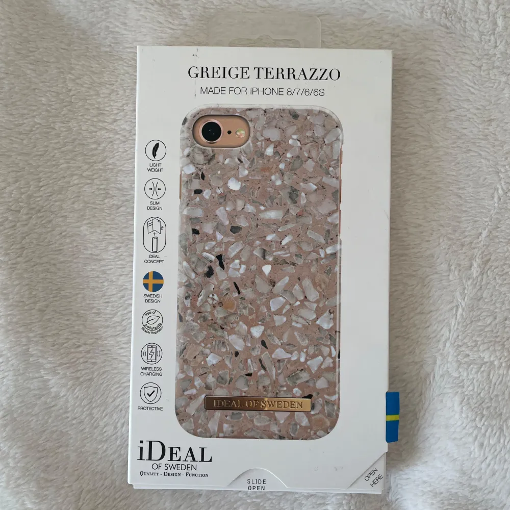 Säljer ett snyggt Greige Terrazzo mobilskal från iDeal of Sweden. Passar iPhone 8/7/6/6S. Skalet är både stilrent och skyddande, perfekt för att ge din mobil en ny look. Liten spricka som visas på bild 5.. Övrigt.