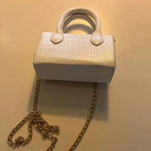 Vit liten väska  - Söt liten väska som inte kommer till användning 