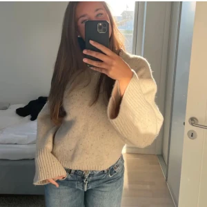 Stickad tröja - Säljer denna fina stickade tröja med vida armar då den inte kommer till användning!!!😚😚 Nypris: 650kr