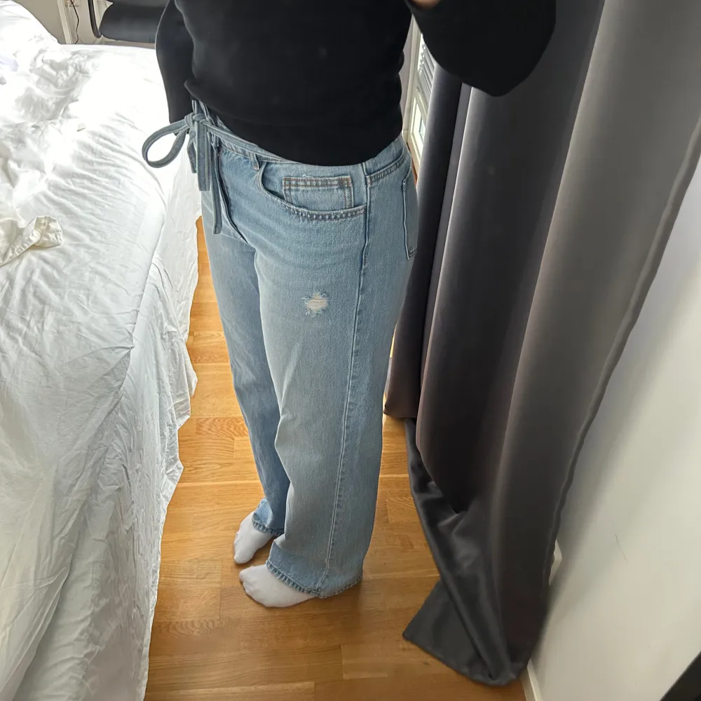 Säljer dessa supersnygga lite baggy men raka jeans med ett jeans snöre till. Jeansen är i nyskick, då jag har ett par liknande. Jeansen är från mango teen i storlek L vilket motsvarar storlek M. Jag är 174 cm. . Jeans & Byxor.