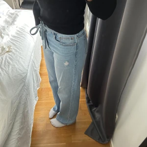 Jeans  - Säljer dessa supersnygga lite baggy men raka jeans med ett jeans snöre till. Jeansen är i nyskick, då jag har ett par liknande. Jeansen är från mango teen i storlek L vilket motsvarar storlek M. Jag är 174 cm. 