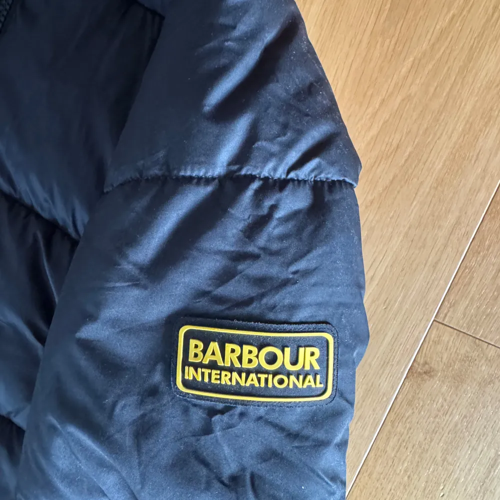 Svart Barbour puffer jacka. Inköpt på NK förra hösten för 3699, kvitto och lappar finns.  Storlek S, passar S/M  Jackan är i nyskick och är knappt använd. Hör av er vid frågor eller funderingar. . Jackor.