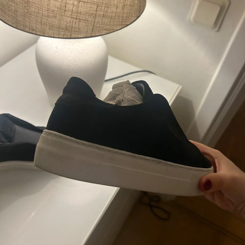 Säljer nu mina Såå fina axelarigato ”CLEAN 360 LACELESS” Strl 36 Endast använda 2 gånger, så dem är i superfint skick ❣️   Nypris: 2500 Kartong samt skopåse  finns med  Säljer pga dem inte passar…. Skor.