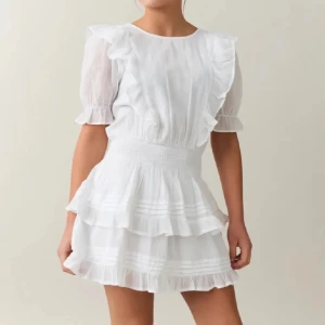 Vit klänning - Jättesöt vit klänning från gina young den är i 170 men den passar mig perfekt som normalt har s, hade den på min studentmorgon men annars oanvänd🙌🏼