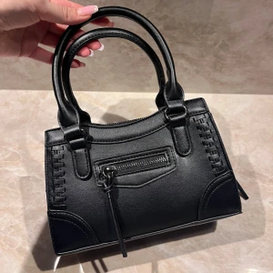 Jättefin handväska  - Jättefin handväska i nyskick💕💕💕 Axelrem följer med.