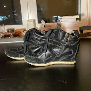 Isabel marant liknande sko - Snygga kilklackar, liknande isabel marant skor! Super trendiga och coola!