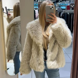 Faux fur jacka - Aldrig använd , prislappen är kvar jätte jätte mjuk!!!!!