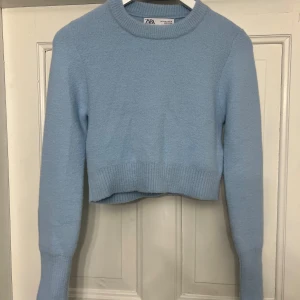 Ljusblå croppad tröja från Zara - Ljusblå kortare tröja från Zara. Storlek S i bra skick. Väldigt mjukt och skönt material. 