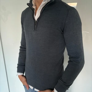 Indicode halfzip blå - - halfzip från märket Indicode i storlek S  - Bra skick, inga defekter  - Modell på bild är 182/67kg. - Hör av dig vid eventuella frågor! Mvh  