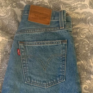 Jeanskjol  - Supersnygg jeanskjol från Levis i toppenskick som endast är använd ett fåtal gånger. 